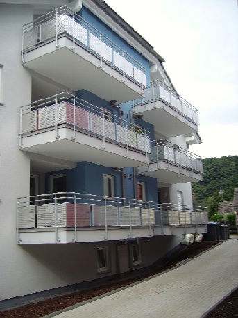 Mehrfamilienhaus mit Balkongeländer aus Stahl und Füllung aus Aluminiumblechen. (2) Mehrfamilienhaus mit Balkongeländer aus Stahl und Füllung aus Aluminiumblechen. (2)